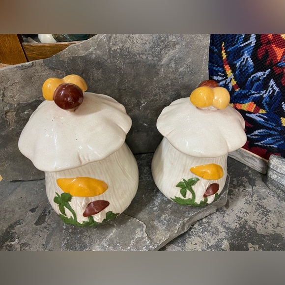 Pair of Vintage Mushroom Ceramic Canisters - Picture 4 of 13